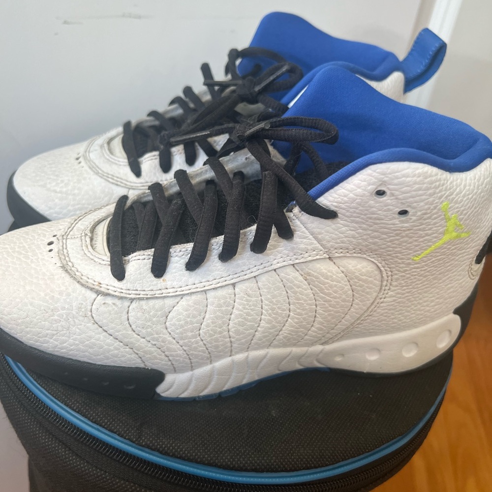 Nike youth sneakers size 5